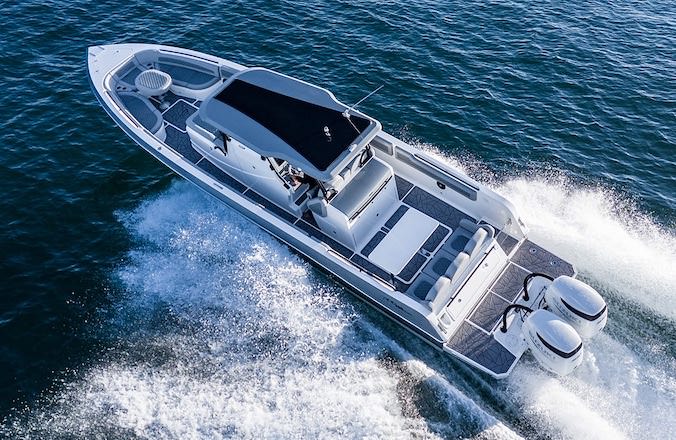 منظر من أعلى إلى أسفل لقارب من شركة Aldhaen Marine